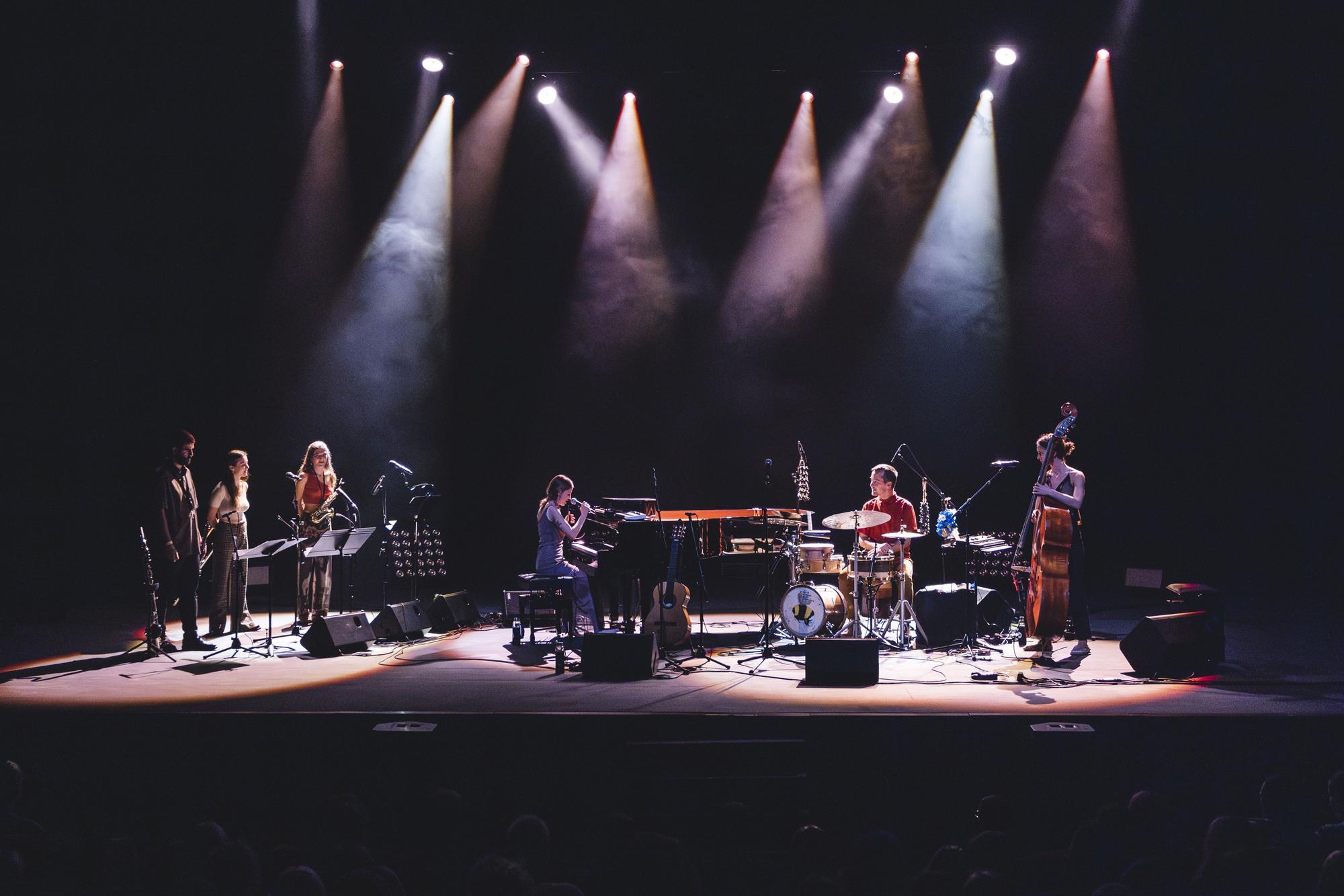 Concierto de Lucía Fumero en directo junto a su formación musical sobre el escenario.